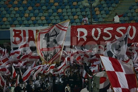 بالرايات البيضاء.. جماهير الزمالك تخطف الأنظار أمام بلاك بولز (فيديو)